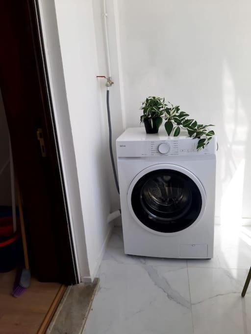 Downtown 2 Minutes By Walk To Center And Metro-Direct To Airpot T4 Apartamento Porto Exterior foto