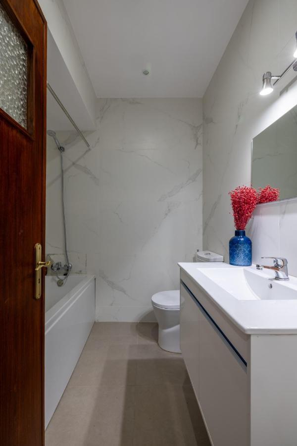 Downtown 2 Minutes By Walk To Center And Metro-Direct To Airpot T4 Apartamento Porto Exterior foto
