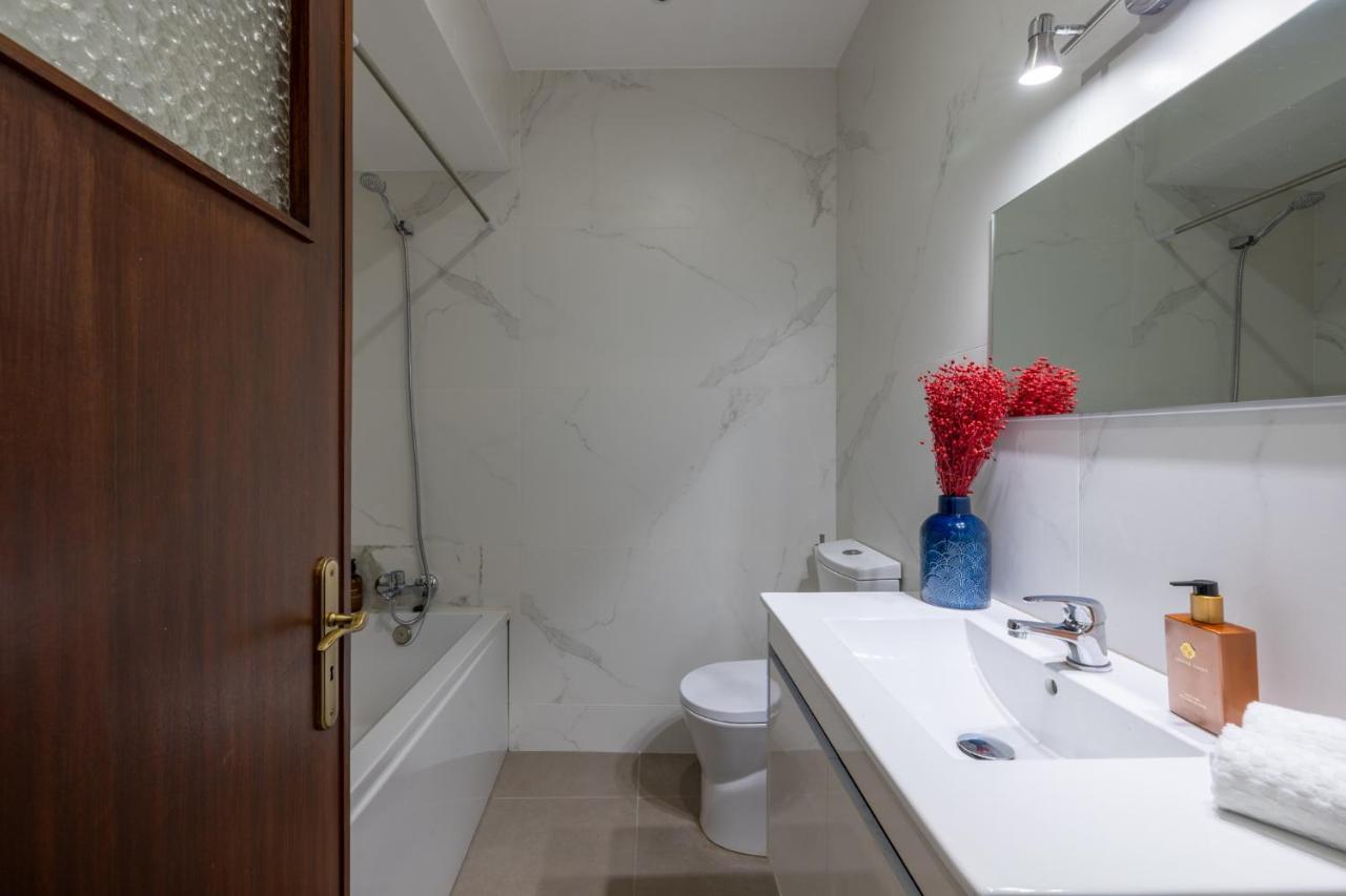 Downtown 2 Minutes By Walk To Center And Metro-Direct To Airpot T4 Apartamento Porto Exterior foto