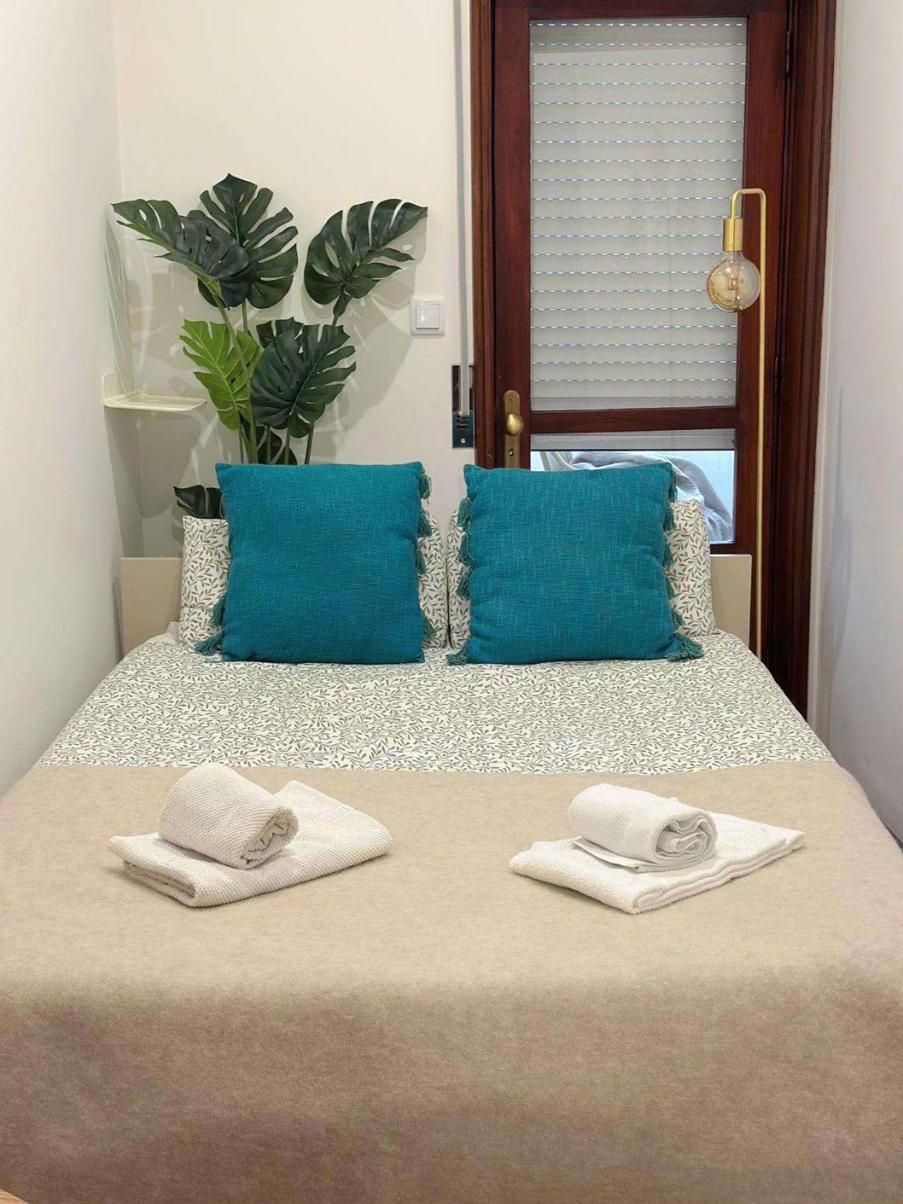 Downtown 2 Minutes By Walk To Center And Metro-Direct To Airpot T4 Apartamento Porto Exterior foto