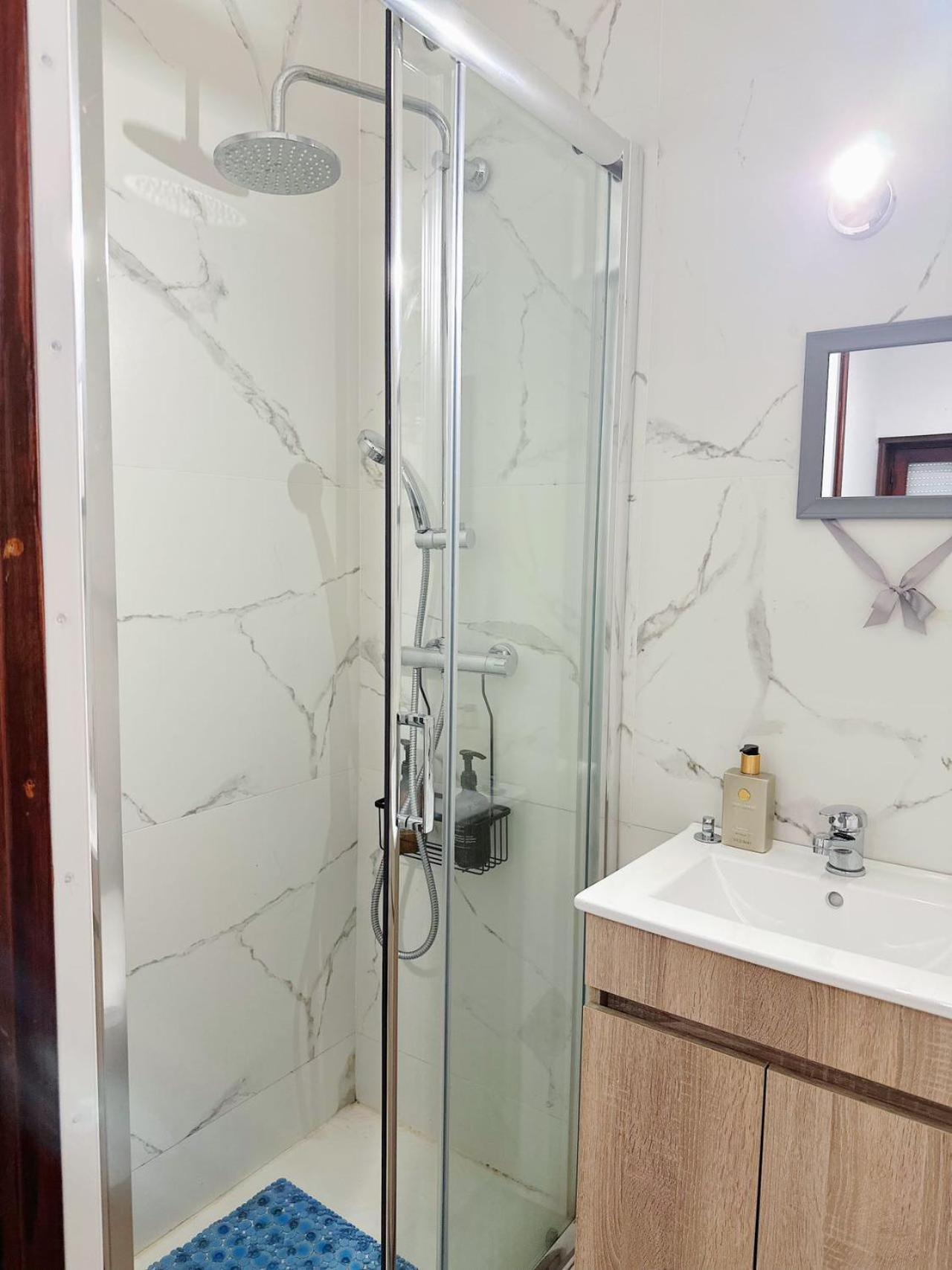 Downtown 2 Minutes By Walk To Center And Metro-Direct To Airpot T4 Apartamento Porto Exterior foto